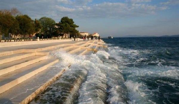 Αυτά τα σκαλοπάτια δείχνουν πολύ όμορφα – Δείτε όμως τι συμβαίνει ξαφνικά… (βίντεο)